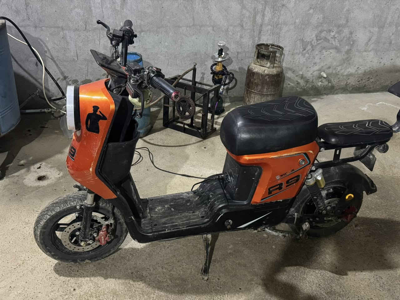 بعد السلام 
موطور شحن للبيع. R9
مستخدم نضيف  شوفت عينك 
السعر ٣٥٠ وبيه مجال اتصال وبيك خير وتدلل 
ما متواجد عل الفيس 
فقط اتصال 
***********
