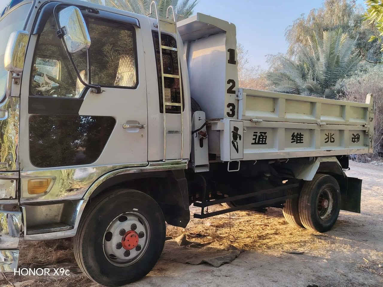 السلام عليكم هينو أنكر للبيع مكينه80رقم بابل انكليزي سنويه لل30 سبعه نمره تاير17.5 نضيفه السياره مكان شاميه مكلف بالنشر الاستفسار على رقم ***********
