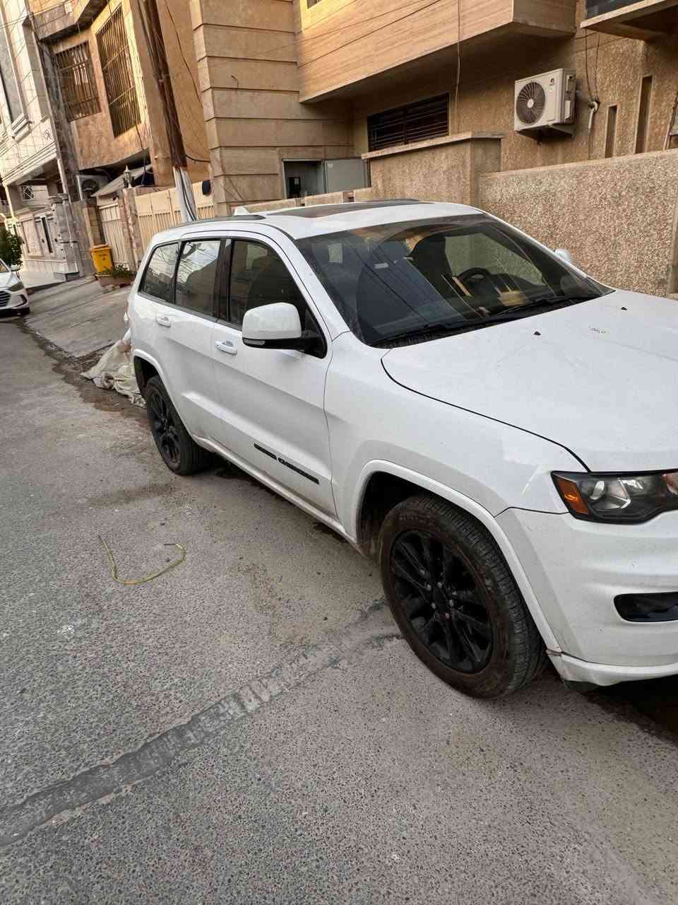 🚗 للبيع: جيب 2017 بلاك توب
اللون: أبيض 🤍
الممشى: 80 ألف ميل (حقيقي)
المكينة: 3600
المواصفات: مواصفات البلاك توب المعروفة (شكل رياضي + إضافات مميزة)
🔧 الحالة:
السيارة جداً نظيفة ومهتم بيها
صدر جديد ونظيف
الضرر موضح بالصور
جاملغات فقط فتح وبنيد صبغ مثل ما موضح بل صور سونار موجود 
✨ إضافات:
شاشة (CarPlay)
زينون
💰 السعر: 220 ورقة (قابل للتفاوض)
📍 الموقع: بغداد – الحرية
📞 الاتصال: ***********
