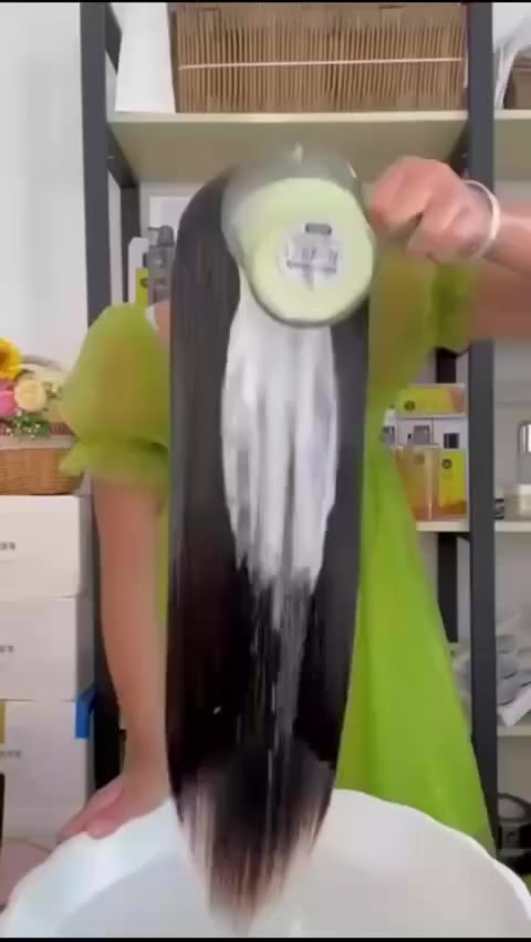 معالج كارسيل BNC الاصدار الجديد الإيطالي الاصلي 🇮🇹💯🌟

كارسيل أقوى معالج ومسرح فوري للشعر يحتوي على نسبة تسريح بدون كاوية للشعر التالف والمتقصف والمصبوغ والمطاط والمحترك والمخشب والمنفوش ويعالج جميع مشاكل الشعر بصورة عامة حتى التساقط

✅ معالج شعر غني بالكولاجين يُستخدم لإصلاح الشعر التالف وتنعيمه ومنحه النعومة واللمعان.
يحتوي معالج كارسيل على العديد من المكونات المفيدة للشعر، ومن أهمها:الكولاجين: يساعد على إعادة بناء بنية الشعر التالف وتقوية جذوره ومنع تساقطه.
زيت الأرغان: يُرطب الشعر ويُغذيّه ويُحارب الجفاف والتجعد.
زيت جوز الهند: يُعالج الشعر التالف ويُحميّه من العوامل الخارجية.
فيتامين E: يُقاوم الجذور الحرة ويُحافظ على صحة الشعر.
الكراتين: يُساعد على فرد الشعر ومنحه النعومة واللمعان.

✅فوائد استخدام معالج الشعركارسيل:
إصلاح الشعر التالف: يُساعد معالج كارسيل على إصلاح الشعر التالف المتسبب به العوامل المختلفة مثل الصبغة والحرارة والكيمياويات والأدوات الحادة.
تنعيم الشعر: يُساعد معالج كارسيل على تنعيم الشعر وإزالة التشابك ومنحه النعومة واللمعان.
ترطيب الشعر: يُرطب معالج كارسيل الشعر ويُغذيّه ويُحارب الجفاف والتجعد.
تقوية الشعر: يُساعد معالج كارسيل على تقوية الشعر ومنع تساقطه.
حماية الشعر: يُحمي معالج كارسيل الشعر من العوامل الخارجية مثل أشعة الشمس والكلور والملوثات.
#الاصلي المنشأ إيطاليا 🇮🇹💯

السعر 15 الف
توصيل  كل المحافظات 5


**إذا كنت صاحب هذا الإعلان وتريد حذفه لأي سبب، رجاءا أرسل رسالة إلى الدعم الفني**