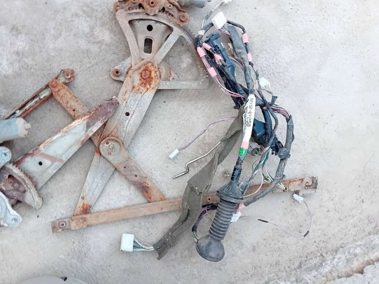 مكاين جام كامله امامي خلفي جهة السكن+ اقفالة 2 خلفي واحد امامي +ظفيرة باب خلفي ***********
