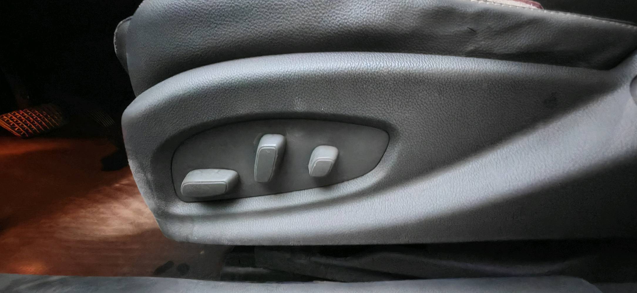 السلام عليكم
رمضان مبارك وتقبل الله اعمالكم 
 🚗 للبيع شفروليه امبالا 2018 - فول المواصفات - رقم سليمانية حديث - بانوراما - بسعر مغري

❄️❄️ التفاصيل الأساسية ❄️❄️

· الماركة: شفروليه
· الموديل: امبالا
· سنة الصنع: 2018
· المحرك: 3600 سي سي (V6)
· المواصفات: فل كامل (فول مواصفات)
· اللون: فضّي / سلفر 
· الاستخدام: شخصي
· العداد: 152  الف كم 
· المنشأ: امريكي 

💡 المميزات والكماليات (فل الفل) 💡

· ✨ بانوراما (فتحة سقف) كاملة
· ✨ كشنات كهرباء بالكامل 
· ✨ مقاعد جلد فاخر مع تدفئة (مقعد + ضهر)
· ✨ تحكم كامل  تدفئة الستيرن شاشة قاصة ابل كار بلي 
· ✨ لايت زنون مع عدسات (قوية ونظيفة)
· ✨ الأرضية جلد 
· ✨ تيرات جديدة 

· ✅ المحرك: يشتغل تك ماعرف شنو السبب 
· 🚨 ملاحظات مهمة:
  · السيارة فيها ٤ قطع صبغ ابيع حزام (بدون دواخل ولا ضرر شاصي).
  · صوت في الصدر (الدبل) جهة جنب السائق (يحتاج تشخيص بسيط).

· ⚠️ السيارة بهذا الوضع وسعرها مناسب جداً مقارنة بنواقصها. فرصة للميكانيكي أو من يريد سيارة فارهة ويعملها صيانة.


· السعر:  (مناسب جداً ونظراً للظرف)
· نظام البيع: قابل للتحويل على رضا الطرفين (تحويل او وكالة). إذا تريد تحويل او وكالة أنا حاضر.

📍 الموقع والمعاينة
 بغداد / حي الجهاد/ الشارقة 
· للاستفسار الجاد والمعاينة: *********** (اتصال أو واتساب)

#شفروليه_امبالا #امبالا_2018  #فل_كامل