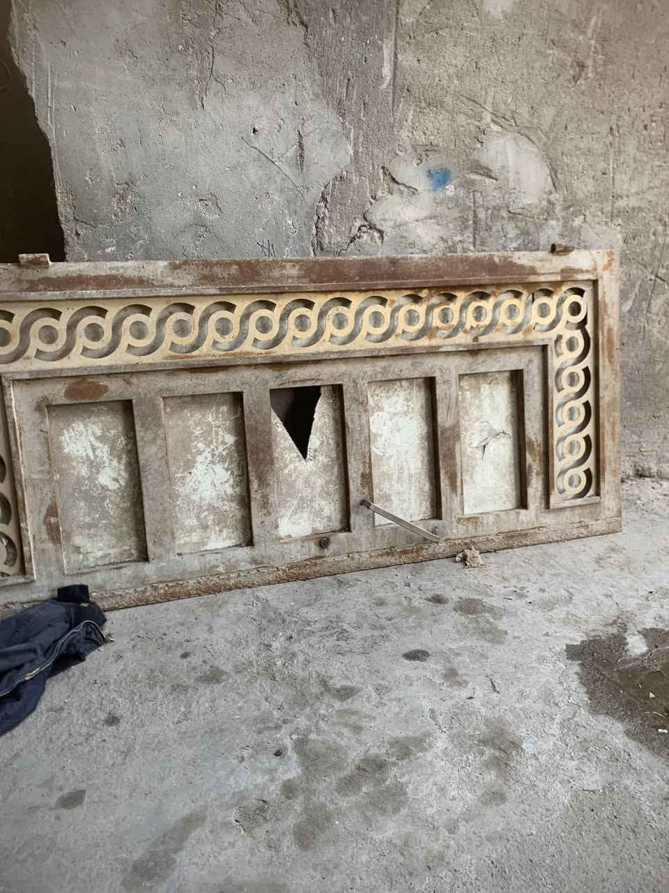 سلام عليكم باب للبيع مكان بصره شارع ميثاق قرب مركز لهادي سعر 350بي مجال *********** فقط واساب
