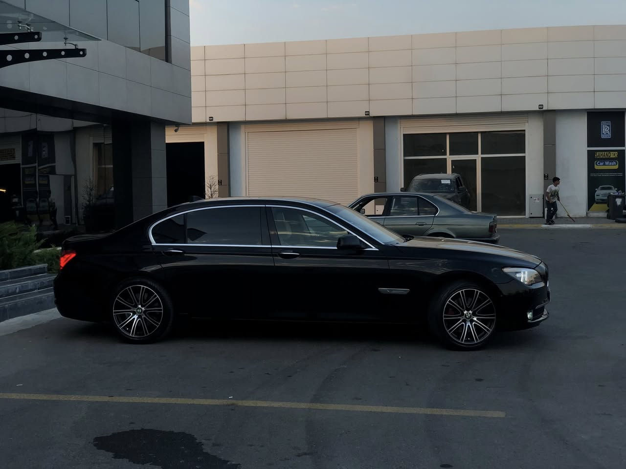 السلام عليكم
Bmw 730 f02 
موديل 2011 خليجي زيرو مال عراق 
السياره فول خواصفات مكفوله من الصبغ 
مواصفات 
شاشه جبيره 
سلايد 
٥ بردات 
صندوق شفط 
كامره ٣٦٠
حساسات٣٦٠
سدي جنجر 
اوتو هولد
ثلاجه
سستم سماعات
منضومه زينون 
شاشه ابل كار بلي ويوتيوب 
لايت داينمك يتحرك وياك
باب طويل (لارج)
ريمونت للتحكم بل شاشه
هواي مواصفات بيهة اهل الخبره يعرفوهة السياره حلوه وجديده كير ومكينه وكهرباييات بشرط صبغ بشرط تفحص وتتاكد من كلشي يله نسولف تحويل ثاني يوم وكلشي بيهة جديد 
السياره مابيهة اي نقص كامله من كل شي 
سعر ٢١٠ وبيهة مجال للاستفسار ***********
