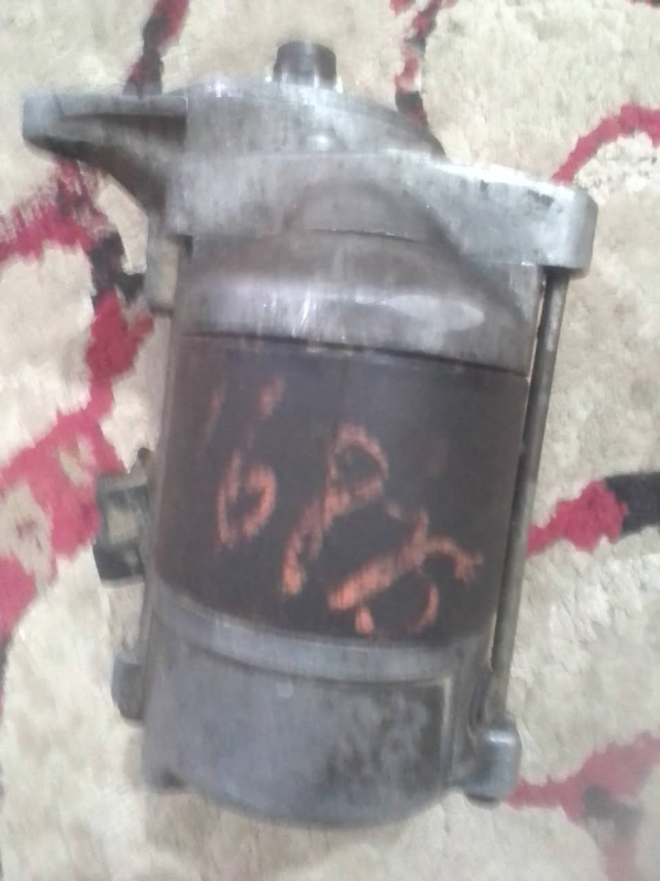 سلف محرك بطه
شغال كل عيب مابي.
سعر 50الف 
***********
