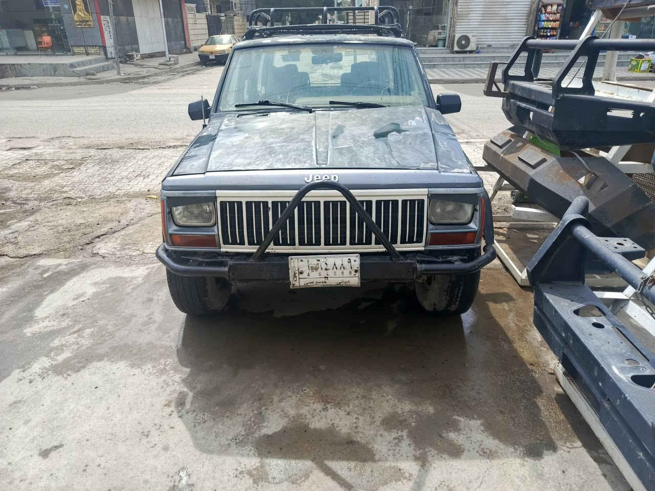 السلام عليكم اصدقائي الاعزاء جيب شيروكي موديل ٩١محرك كير بلادي سنوية منتهية من سنة ٢٠٢٠ رقم ديالى عضمتها بس البنية مكسور قاعدة موضربة حلوة السيارة شغالة  بس يرادلها ترتيب السعر نهائي ٢٠ورقة مكلف بلنشر للتواصل *********** السعر نهائي

