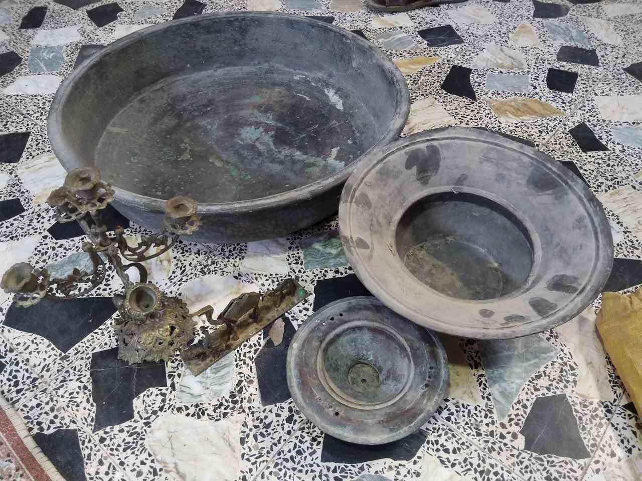 السلام عليكم اخوان طشت و سلبجه مع القبق وشمعدان و قديمات عمرهن اكثر من ١٥٠ سنه للبيع المعدن صفر رقم تليفون ***********
