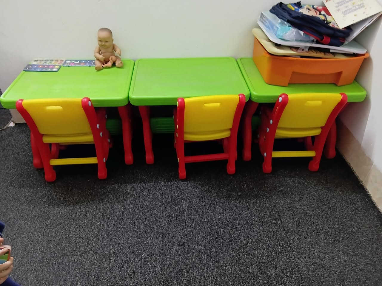 اخوان بيت اطفال بلاستك ثقيل حيل جديد سعره   ١٥٠الف كل ميز معه كرسي سعرهم ٢٥وهم بلاستك ثقيل موتجاري  الي يدور رخيص رجا ليطبلي ***********
