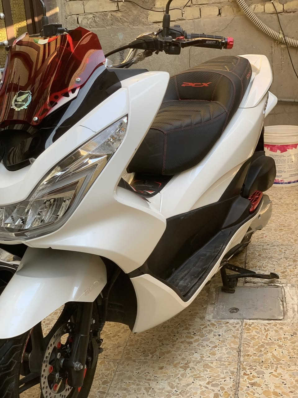 سلام عليكم pcx للبيع جيل ثاني ياباني
دراجة جديده جديده كلش لون ابيض صدفي  شخط واحد ما بيها ما ماشيه 35  

دراجة جاهزه ما بيها نقص نازله من معرض البركات 

مكينة وكفرات مكفوله تجي تفحص وتاخذ وكلش نضيفه دراجه محرك 125 شلعه تخبل 

حساس زدحام 

حساس ستان 

تدفئة يدات دبلات ماركه اصلييه 

زوج تواير انددنوسي جدد 

طلعات رياضي 

سويجين دراجة +أورقها كامله و تاخدها من بيتي 

مكاني بغداد شراي يتصل ويدلل *********** 

رجاءً مو شراي لا تتصل
