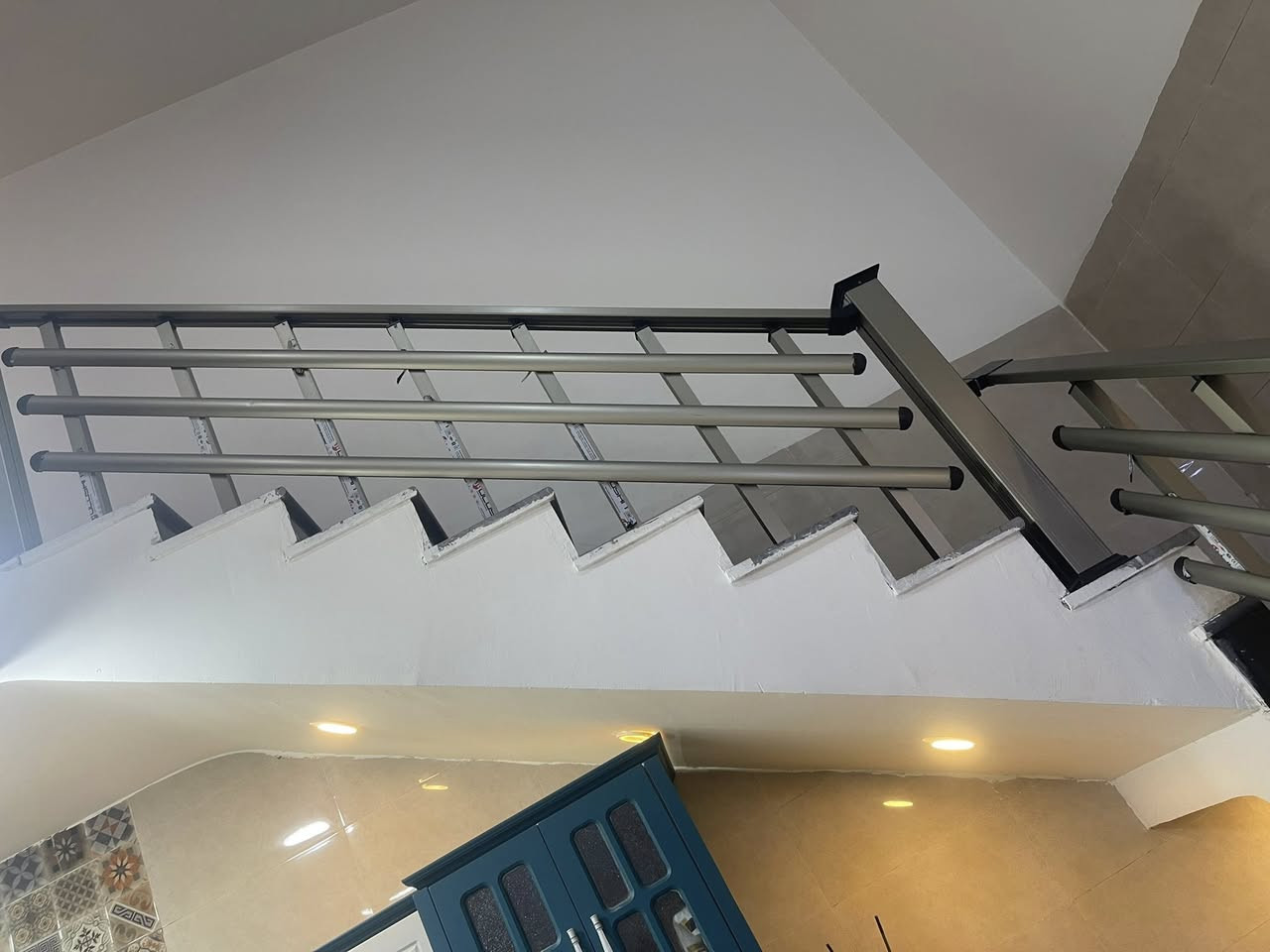 السلام عليكم 
دار للبيع المساحة 100متر الواجه 5 ونزال 20 
صاله ستة متر
حولي  سته متر  
غرفة حمام غربي شرقي 2/2متر 
مغسله غربيه تعليك 
مطبخ حار داخل المنور ومغلف  السقف 2/2 متر 
غرفه ارضي كبيره 5/4متر 
الطابق الثاني حولي كبير جداً 
غرفة النوم 6/5 متر 
سطح ناصي وسطح عالي على طول البيت 
المكان الصليخ الستميه بستان جزمي قرب مركز شرطة الصليخ عرض الشارع عشرة متر منطقه كاملة الخدمات الكهرباء جهتين تبليط جديد مجاري ومي وأنترنيت وطني البيت زراعي 

هاتف ***********
