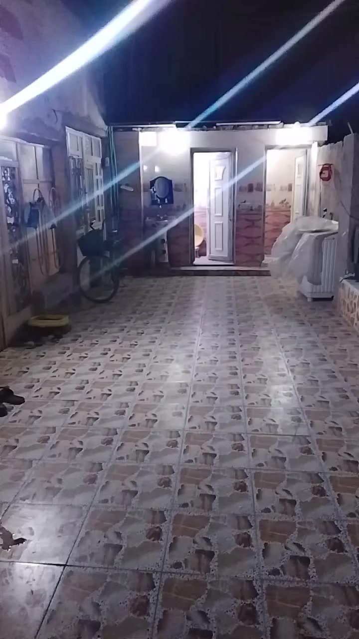 سلام عليكم الدار البيع في محموديه حي المرتضى المساحه 160 متر مربع يتكون من ثلاث غرف وصاله ومطبخ وستقبال وطرمه البيت سيراميك حمامات خدمات مقرنص ومجاري سوك 70 متر عليه وشارع العام رئيسي 50 متر البيت عكاده وفرمستون البيت ركن عله شارعين زراعي سعر 70 وبي مجال رقم *********** تصل بي واساب
