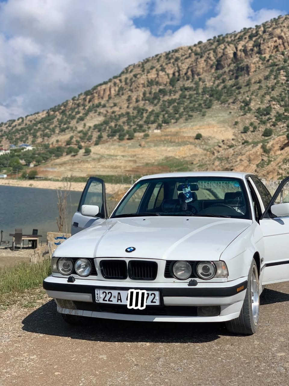 BMW موديل94
السيارة نظيفة بيها صبغ قليل جدا ( مو صبغ عام ) 

520 محرك صقر28 تك فانوس 

كير عادي
مواصفات نص فول 
تبريد ثلج ❄️ 

داخلها نظيف جدا 

ويل m 

تخم تايرات كوري جديد 

السيارة رقمها اربيل وبأسمي 

محرك وكير وكهربائيات بشرط نظيفة جدا 

السعر 63 ورقة وبي مجال بسيط

السيارة موجودة في السليمانية 

التواصل *********** وبي واتساب
