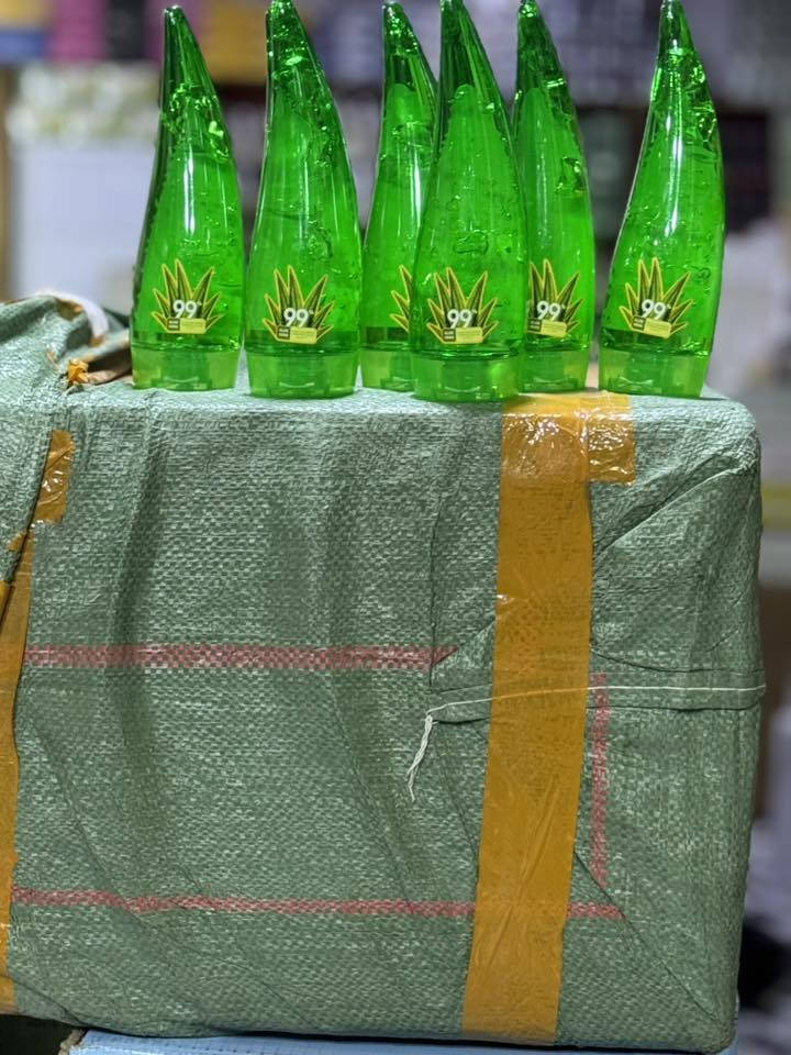 🌵 سر الجمال الطبيعي في عبوة واحدة! 🌵
هل تبحثين عن مرطب يجمع بين العناية بالبشرة، الشعر، والجسم؟ جل الصبار الطبيعي بتركيز 99% هو الحل المتكامل الذي لا غنى عنه في روتينك اليومي. ✨
لماذا يجب أن يكون في حقيبتك؟ 🤔
للوجه: مرطب خفيف وعميق، يهدئ تهيج البشرة، ويعمل كـ "برايمر" مثالي قبل المكياج لتصغير المسام. 💆‍♀️
للشعر: يمنح شعرك لمعاناً طبيعياً، يعالج التقصف، ويغذي الفروة من الجذور. 💇‍♀️
للجسم: مهدئ فوري بعد إزالة الشعر أو التعرض لأشعة الشمس، ويترك بشرتك ناعمة كالحرير. 🧴
للهالات: ضعي منه طبقة باردة تحت العين لتقليل الانتفاخات والإجهاد. 👁️
مميزات المنتج:
✅ طبيعي وآمن لجميع أنواع البشرة.
✅ امتصاص سريع جداً وبدون أثر دهني.
متوفر بكميات وأسعار الجمله مناسبه جداً 
العنوان بابل محاويل الشارع العام مقابل جامع الإمام علي (ع)


**إذا كنت صاحب هذا الإعلان وتريد حذفه لأي سبب، رجاءا أرسل رسالة إلى الدعم الفني**