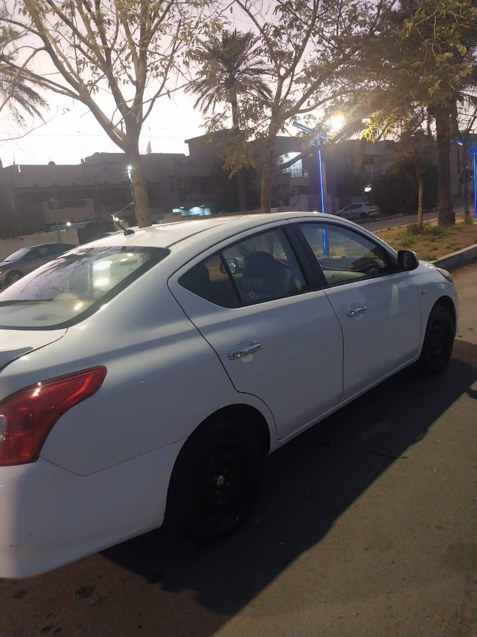 سلام عليكم  نيسان صني موديل 20 بغداد رقم جديد بسمي كلشي موضح بسونار ومرفق مع صور كير مكينه تبريد حداديه كله بشرط تخم تاير سياره خير من الله وبلعافيه علياخذها سعر 95 وبي مجال مكاني بغداد حي البنوك  شراي يتصل ***********
