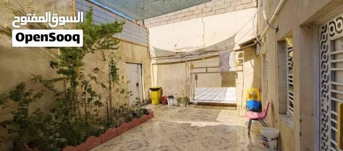 بيت للبيع في الاصمعي الجديد قرب السوق يم المستنوصف
 المساحة 135م
 الجديد بصف الركن 
غرفتين وصالة واستقبال
البيت جاهز ماناقص اي شي 
***********
***********للاستفسار
السعر170مليون
