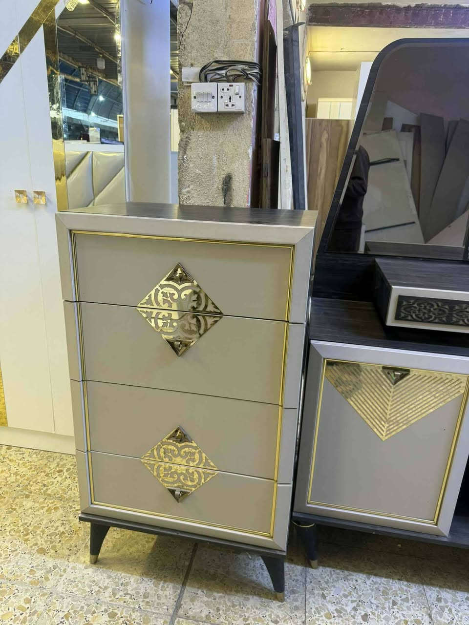 ✨ غرفة تركي  اصلي صبغ حراري 9قطع✨
نظام ابواب مودرن
سرير مخزن جك
برغي چوي حديد
 ضهر بلوك جام برونزي اسطح مرمر
 قماش وتر بروف أصلي
✨ نظافة 95 /💯
 السعر  / ملييوون و300


**إذا كنت صاحب هذا الإعلان وتريد حذفه لأي سبب، رجاءا أرسل رسالة إلى الدعم الفني**