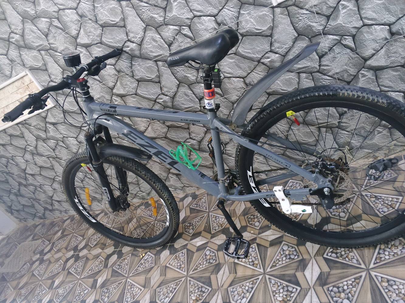 بايسكل جبلي ماركه ايزيل التركيه 
تسع مكاين خلفي وثلاثه امامي 
عداد سرعه 
بايسكل تركي وليس صيني جايبه من تركيه ب270ورايده بيع مستعجل 165وبي مجال بسيط للشراي 
