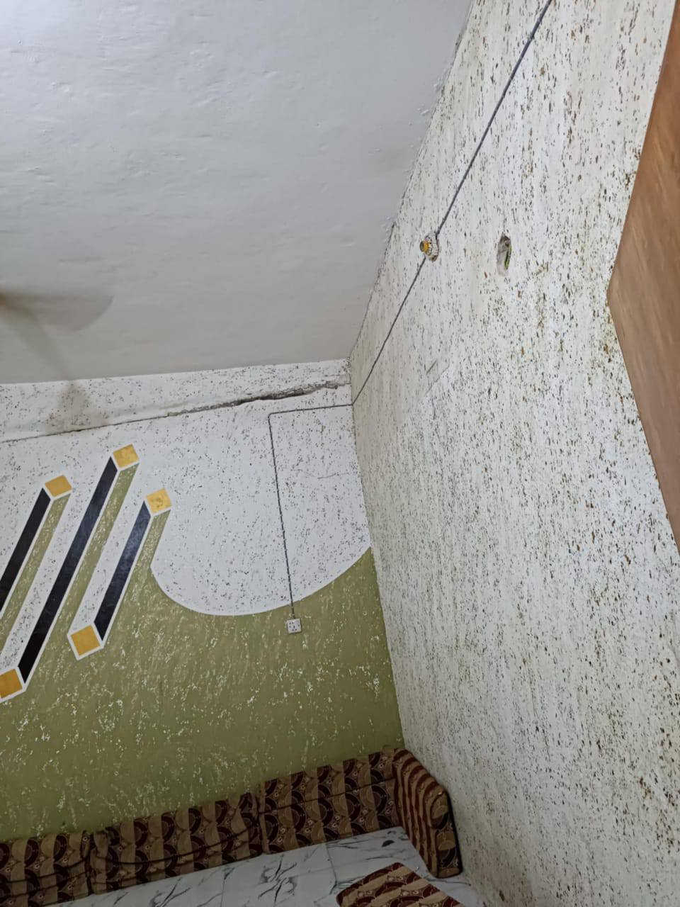 دار للبيع مساحته 140 متر دولان 2 م قريب على شارع السوك 
اساس كونكريت وبناء طابوق وسقف صب يحتوي على غرفتين نوم وصاله واستقبال ومطبخ وصحيات ومساحة كراج صغيره ارضيه كاشي بورسلين السعر 30 مليون مع المجال مراجعة مكتب ابو محمد الكريطي للعقار في حي الرحمه شارع مقرنص الكيات بلبدايه الاتصال ***********
