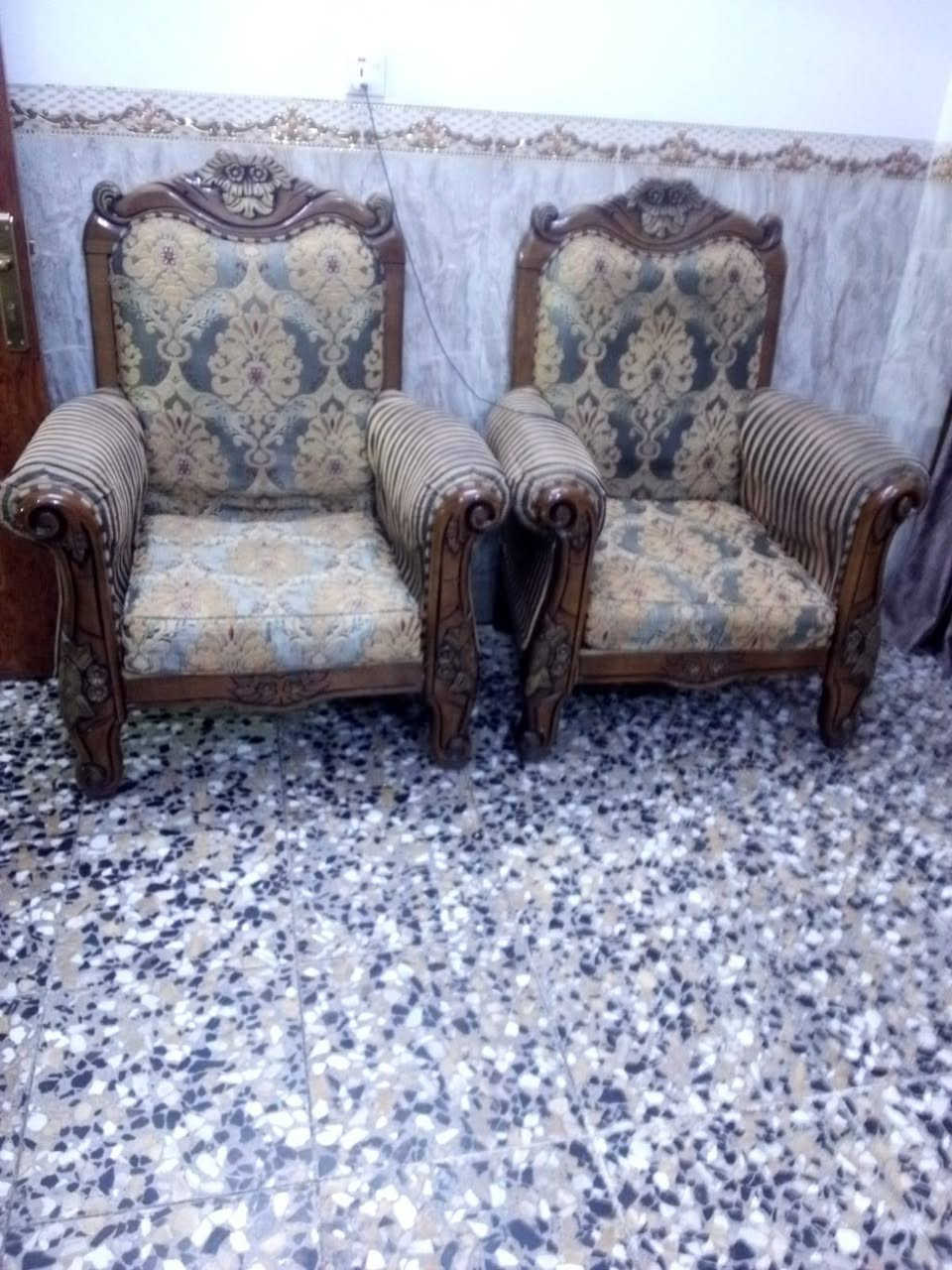 تخم كلاسيكي عشر مقاعد نظيف اي ضرر ما بيه العنوان الحبيبيه قرب مطعم وليد ابو كاص ***********
