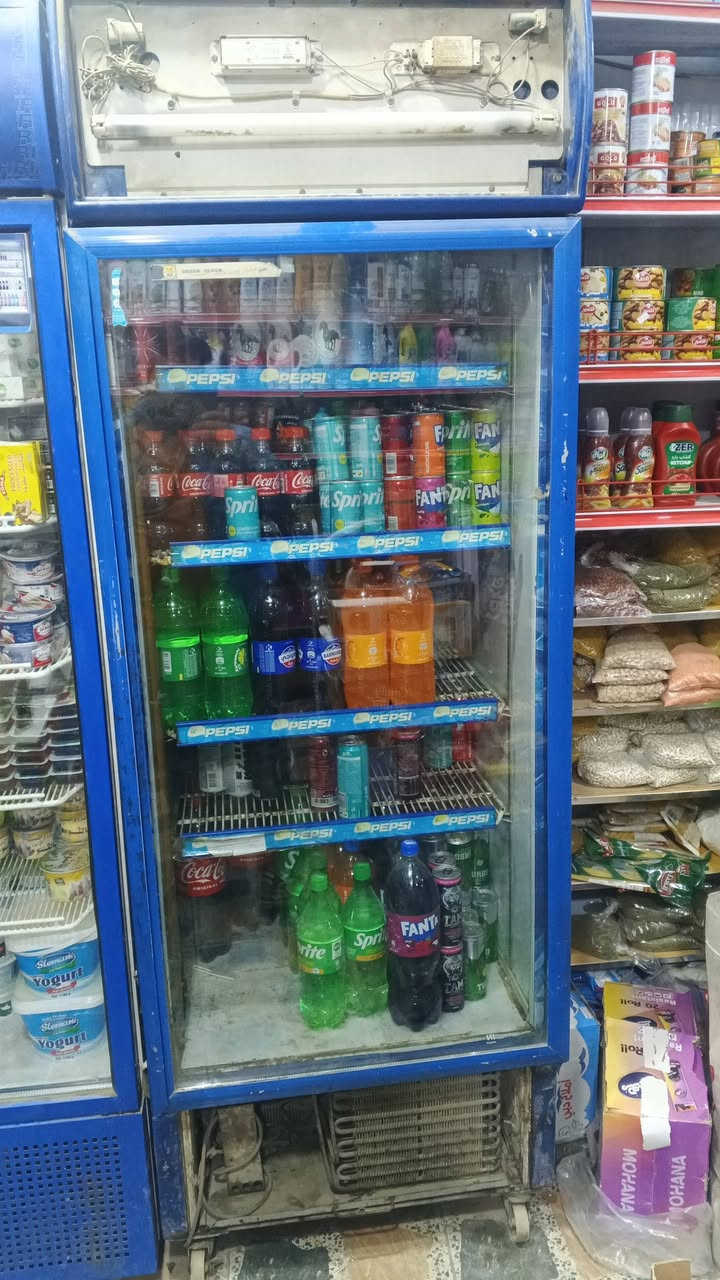 السلام عليكم شباب برادات شغالات فول تبريد بس الزغير تك جامة لان الامامية مكسورة
الجبير ب250 والزغير ب125
***********
