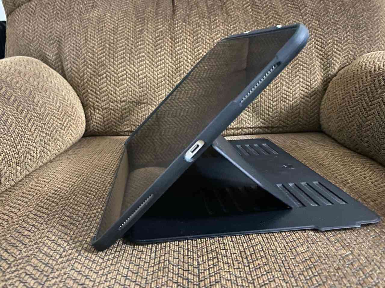 السلام عليكم
متوفر ايباد برو ١٢.٩ حجم ٢٥٦ موديل ٢٠١٨ نظافة ١٠٠٪ مع الكارتونة و الملحقات:
١.قلم ابل الجيل الثاني
٢.كفر جلد اصلي مذكورة مواصفات بالصور طالبة من امازون  
٣. ملصق بيبر لايك مفيد جدا للرسامين
السعر للكل 600 الف
المكان بغداد - المنصور
لا يوجد توصيل بغداد, العراق


**إذا كنت صاحب هذا الإعلان وتريد حذفه لأي سبب، رجاءا أرسل رسالة إلى الدعم الفني**