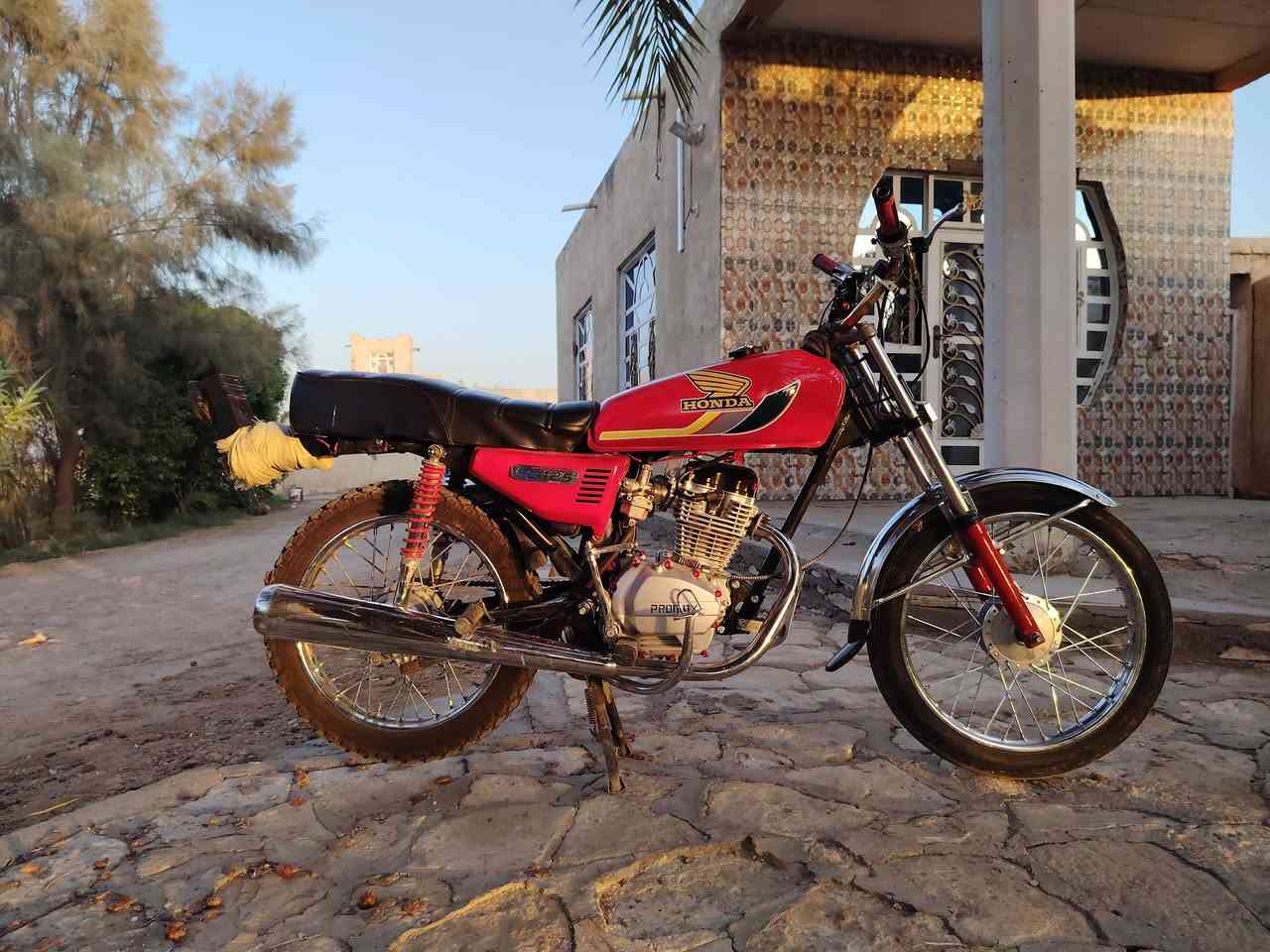 سلام عليكم دراجة للبيع كلك  تعمير 2025مكينة مديل 25سعر 550وبيه مجال للطيب ***********
