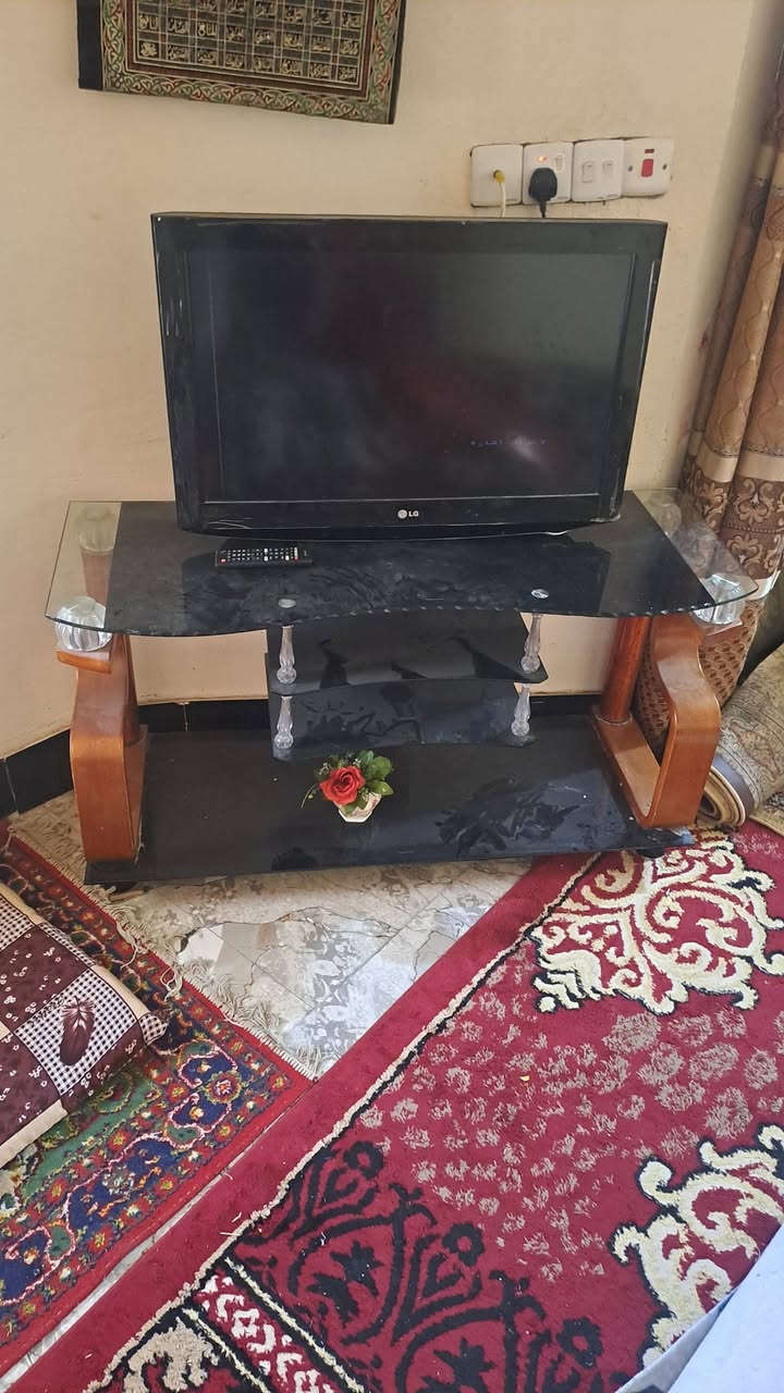 شاشه LG حجم 32 مع الميز  ٧٥ قفل
***********

