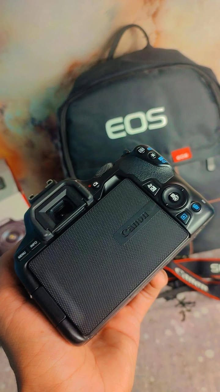 كاميرا كانون 250 دي بالكارتونه
من افضل انواع الكاميرات وأحداثها كاميرا معروفه 
مع عدسة 50 ملم بالكارتونه مع عدسة 18-55 
مع جنطة جديده مع شاحنه وبطارية وحزام وكراتين كامله
للتواصل خاص او على الرقم ***********
