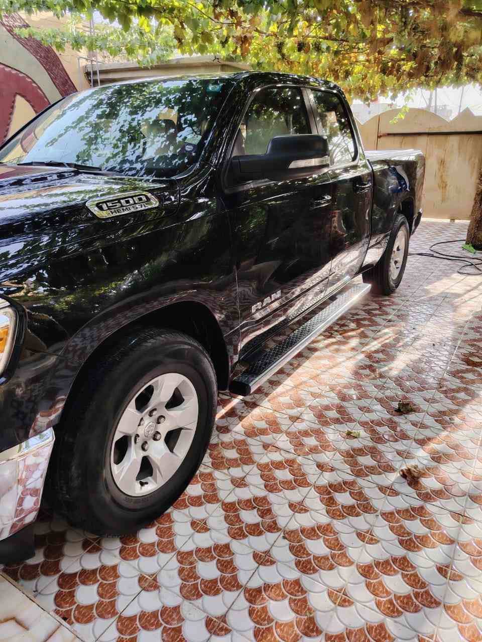 السلام عليكم دوج رام بك هورن موديل ٢٠٢٢ باب قصير بدي طويل ماشيه ٥٨ سياره حادثها باب البدي فقط مبدل نفس الون بدون قطره صبغ السياره مكفوله من الصبغ محرك ٨ سلندر ٥.٧٠٠ كير ومحرك مكفولات وضع الشركه تخم تاير صدر كله جديد سياره بلكارتون كلش حلوه نص فول السيارة رقم بغداد انكليزي بسمي تحويل مباشر وهزه جديده مكاني ديالى بعقوبه 
السعر اتصل على الرقم ***********
