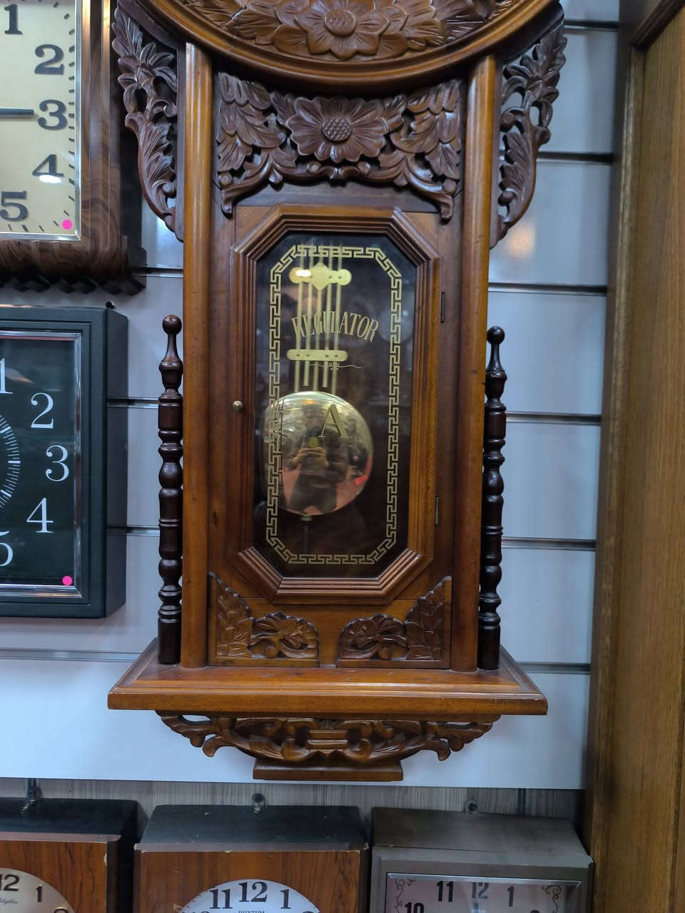 ساعة جدارية صنع كوريا تكويك يدوم شهر
ارتفاع الساعة 130سم وعرض الساعة 56سم 
النوع: ساعات ريغوليتور هي ساعات بندول مصممة أصلاً لدقة عالية في ضبط الوقت، وقد استخدمت كمعيار زمني في ورش الساعات 
التصميم: تتميز الساعة المعروضة بزخارف نباتية وزهرية منحوتة يدويًا بشكل بارز على الإطار الدائري والهيكل السفلي.
الهيكل: الهيكل مصنوع من الخشب (على الأرجح الماهوغاني أو الجوز بناءً على عينات مشابهة) 
السعر 750 الف 
للاستفسار ***********
