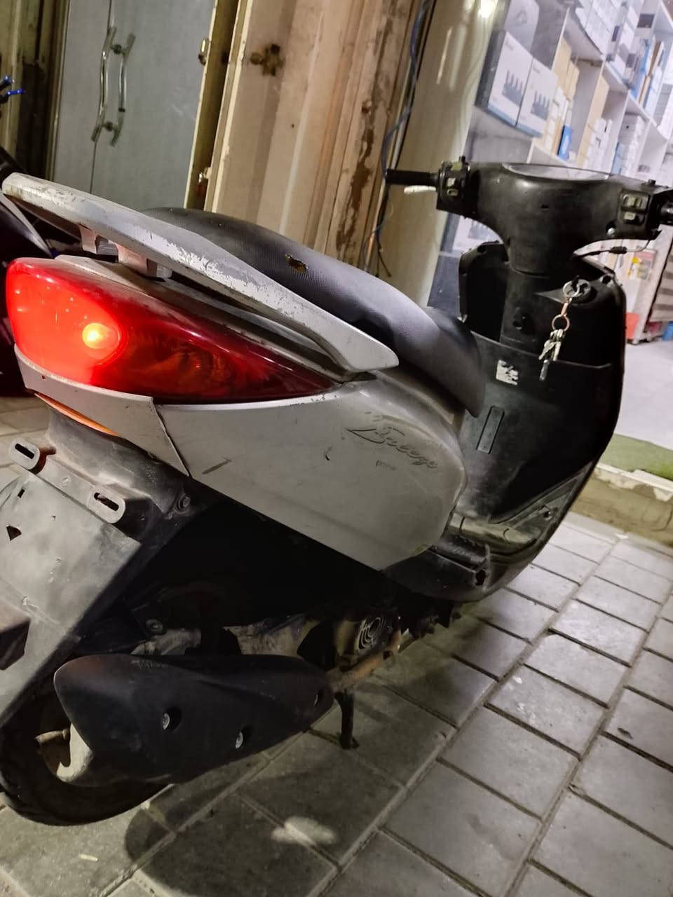 السلام عليكم بريز نضيفه ومكينه بلادي  ناقصهه كتف شحن
اشاير دبل اشاره الكيج بانزين شغال  ومختمه 

مبدل سلف و راجز  تاخذه وتريح بالك 

السعر 525 وبيه مجال شي بسيط الطيبين 

مكاني مدينه الصدر قطاع 40 

***********
