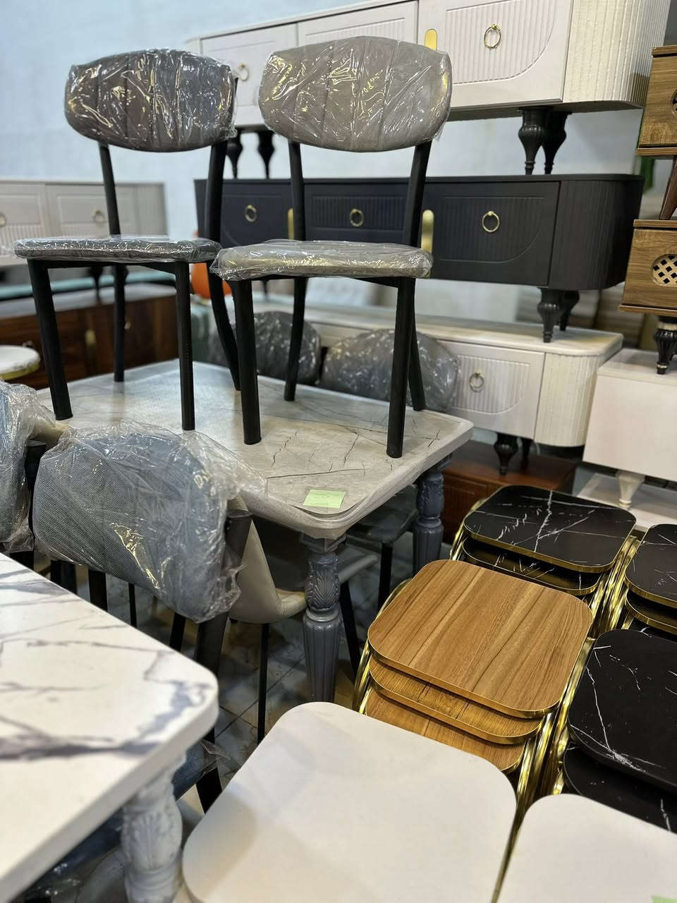 عرض خاص مجمع حسين الحسناوي 
ديوان ثقيل عشره مقعد 
اقماش خاولي 
350الف سبعه متر مع اربع كوشات 
***********
