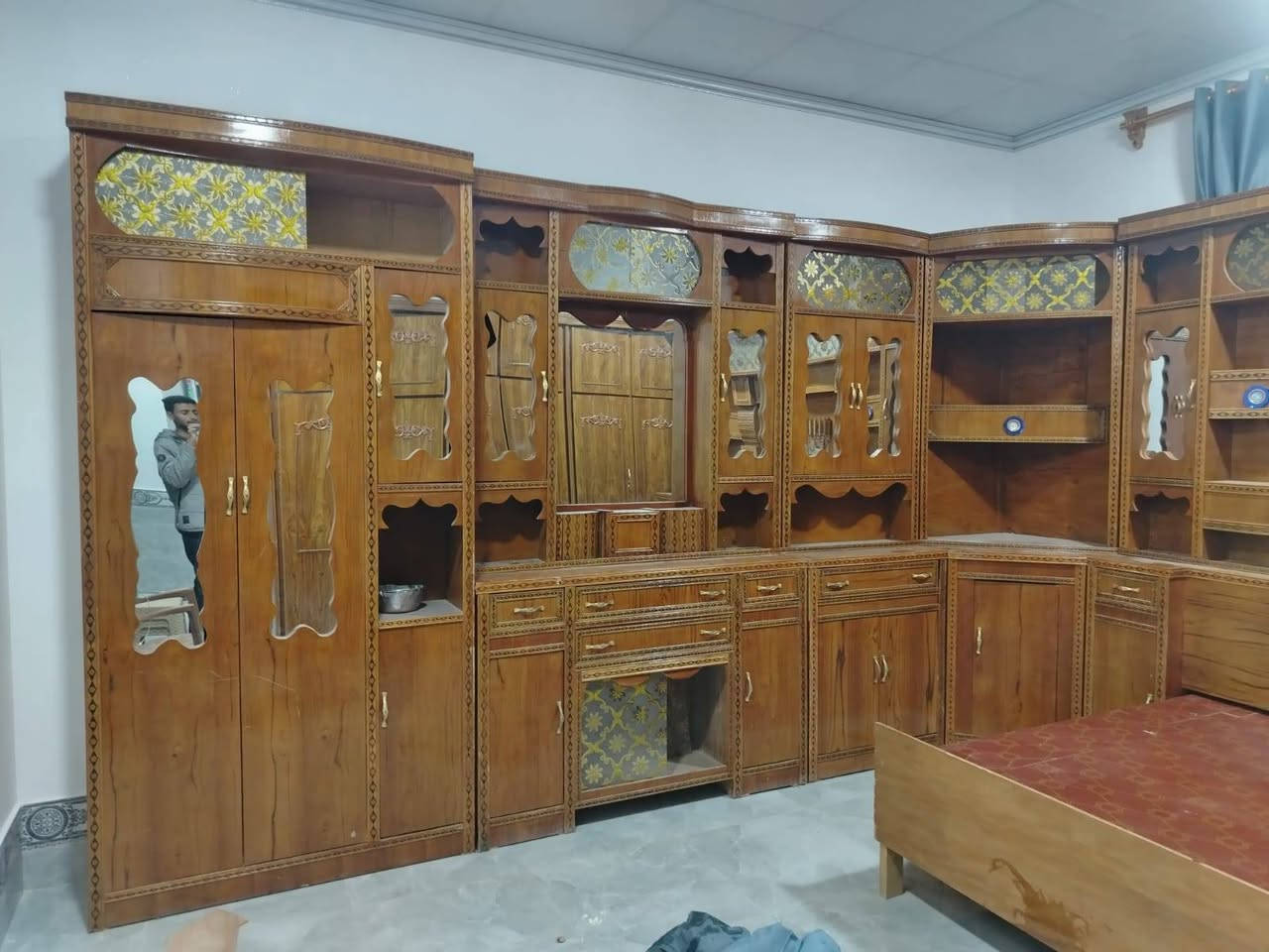 سلام عليكم يوجد غرفه هودج  خشاب عراقي اربعينيه
الون عسلي قطعتين
 الكنتور 6ابواب
الرمانه البو عبيد
***********
