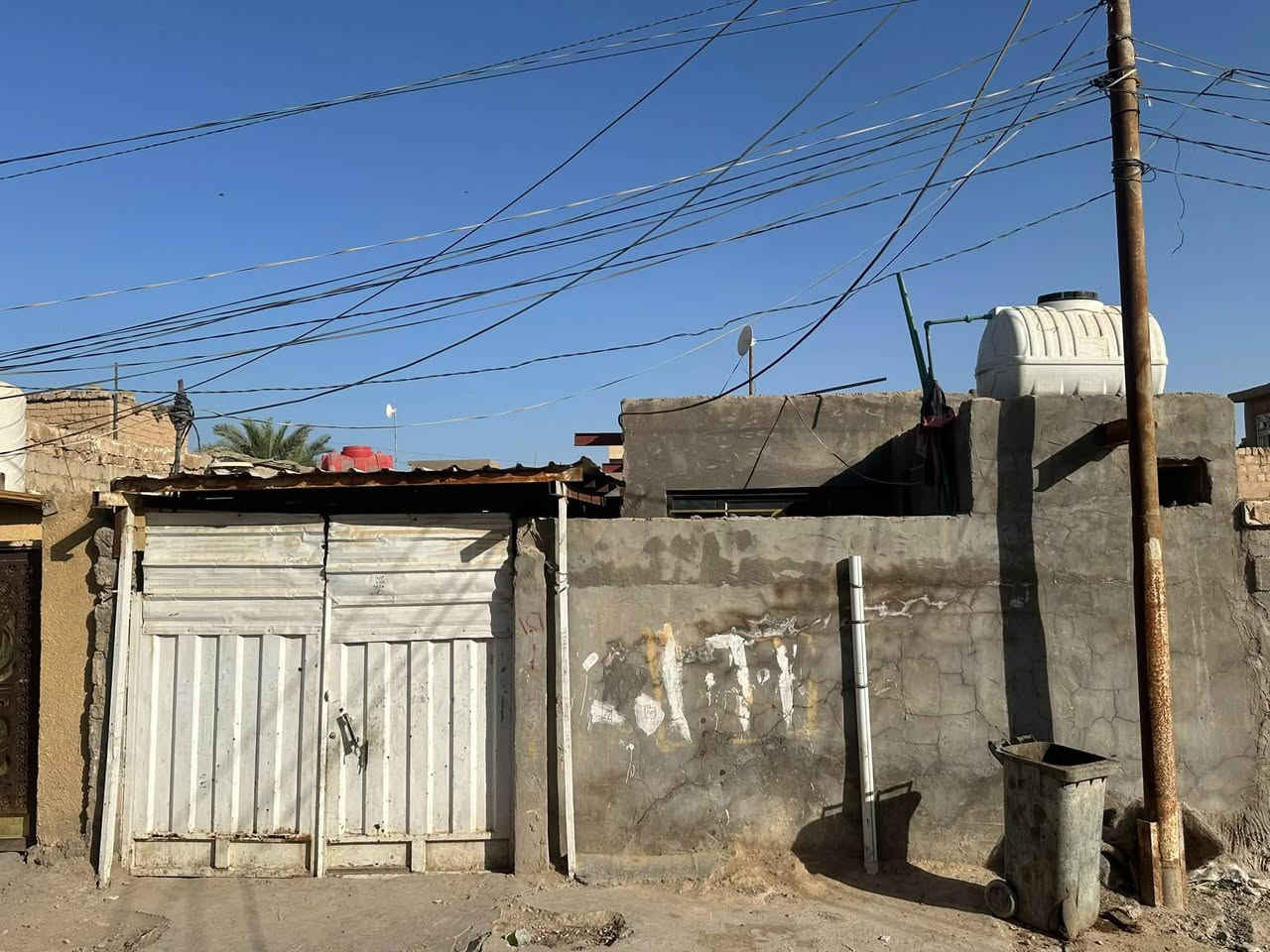 بيت تجاوز للبيع مساحه 150 ستقبال وصحيات خارجيه وغرفتين وصاله وصحيات داخليه مكان الشهداء الموطفين القائم رقم ‭0781 312 6525‬

