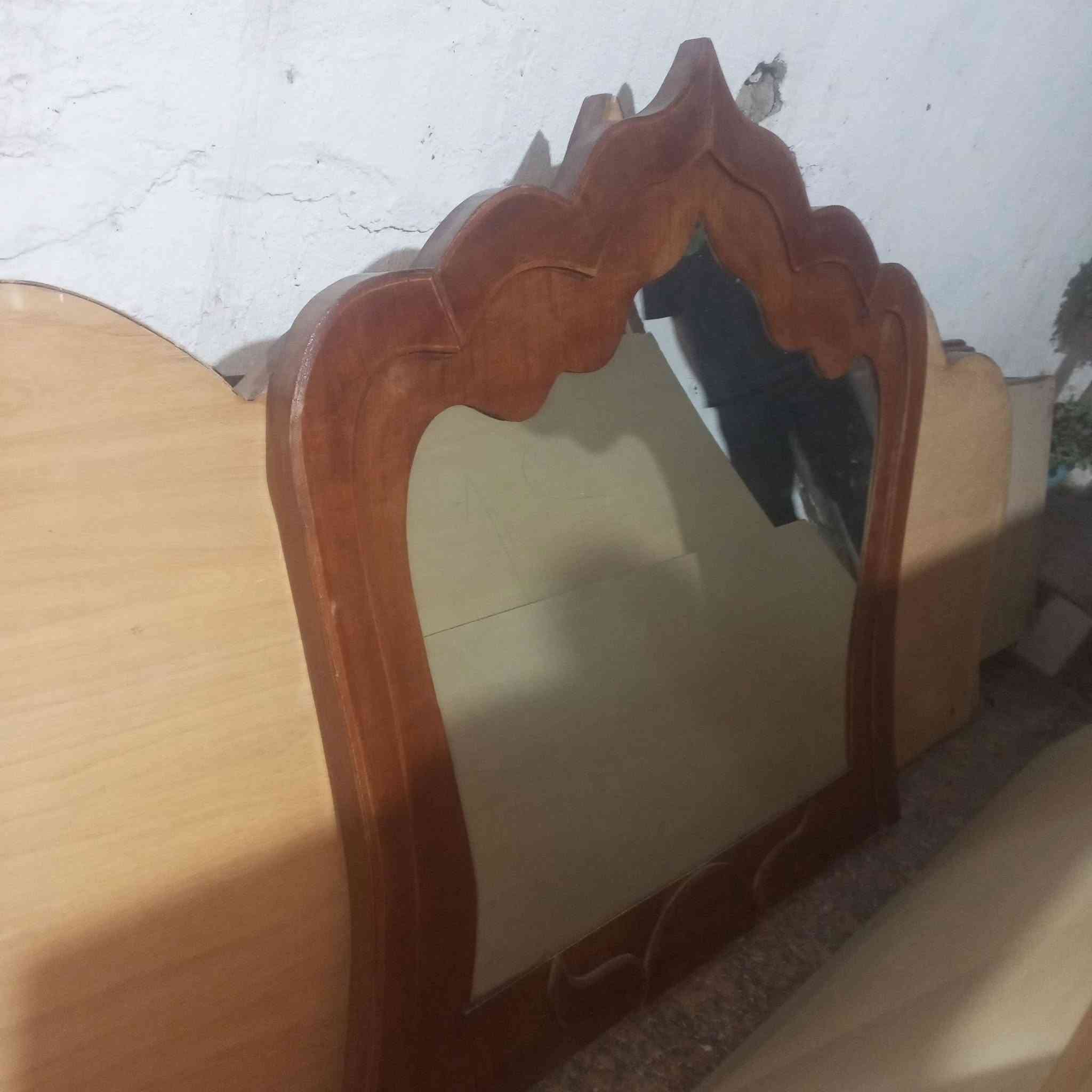 السلام عليكم غرفه ام خمسه نضيفه  سعر 350شراي يتصل ***********
