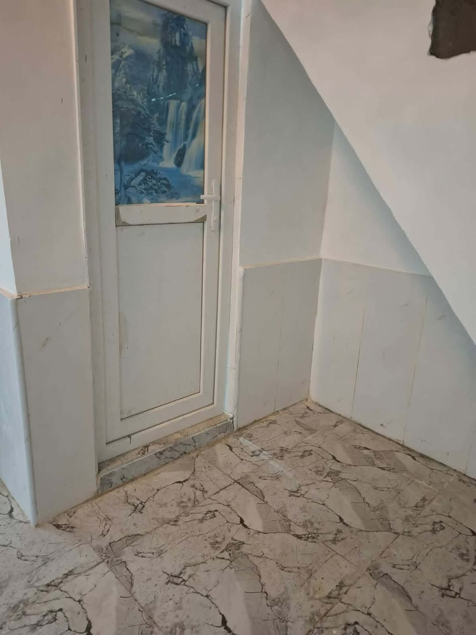 السلام عليكم 
معروض للبيع بيت خلفي المساحه (١٠٠) م في منطقة 
 حي الحكيم خلف مطعم الحوراء شارع المدرسة نظيف
عرض الشارع (١٢) م 
يحتوي على 
غرفة نوم واحدة و مطبخ وصالة كبيرة (١٠) م وصحيات داخلية وخارجية البيت كامل خزان ماء وسخان وماطور ومغسلة ومراوح 
للاستفسار الاتصال واتساب ***********
مكتب المدار الذهبي للعقار.
