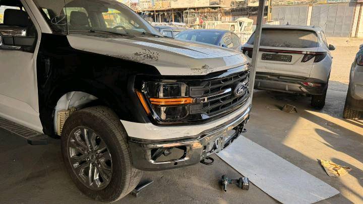 ‎للبيع فورد F150  2024 xlt
 
‎السيارة 5000 كيلو فقط قابلة للزيادة   يعني زيرو بعدها 
‎حساسات  خلفية وامامية
‎رادار 360درجه
‎كامرة 360 درجة
‎باب بدي فتح عل البصمة و الريمونت 
‎لايت  زنون شكل جديد 
‎شاشات عدد 2 ديجيتل حجم كبير فول مواصفات 
‎قيادة ذاتيه و تحديد مسار واتو ستوب توقف ذاتي
‎داخل مخمل 
‎تدفئة  كشنات
‎فتحة جام خلفية للبدي 
‎منافذ كهربائية داخل السيارة 
‎بصمة ابواب  و تشغيل عن بعد ورمز دخول ابواب 
‎كير تعليك 
‎كشنات كهربائي و تدفئه 
‎مري  كهربائي و اشاره  و كامرا وترحيب 
‎بصمات دخول ابواب و رمز سري
‎انارة محيطية 360 درجة 
‎منافذ كهرباء 220 فولت و كذلك 110 فولت بكل مكان بالسيارة  
‎وضعيات القيادة اكثر من 7 انظمة ( جبلي و صحراوي و اقتصادي و طبيعي و سبورت و سلس و صخري و ممطر الخ...)
‎محرك 3500 تون تيربو كير 10 نمر ، 4 ويل