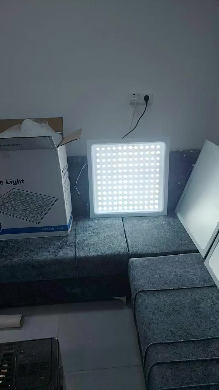 *********** 
سلام عليكم
متاح انارة سقف ثانوي حجم 60 في 60
كلهم جديدات كارتون كامل عندي ١٠ قطعه و اكثر للبيع
سعر مناسب للطيبين
