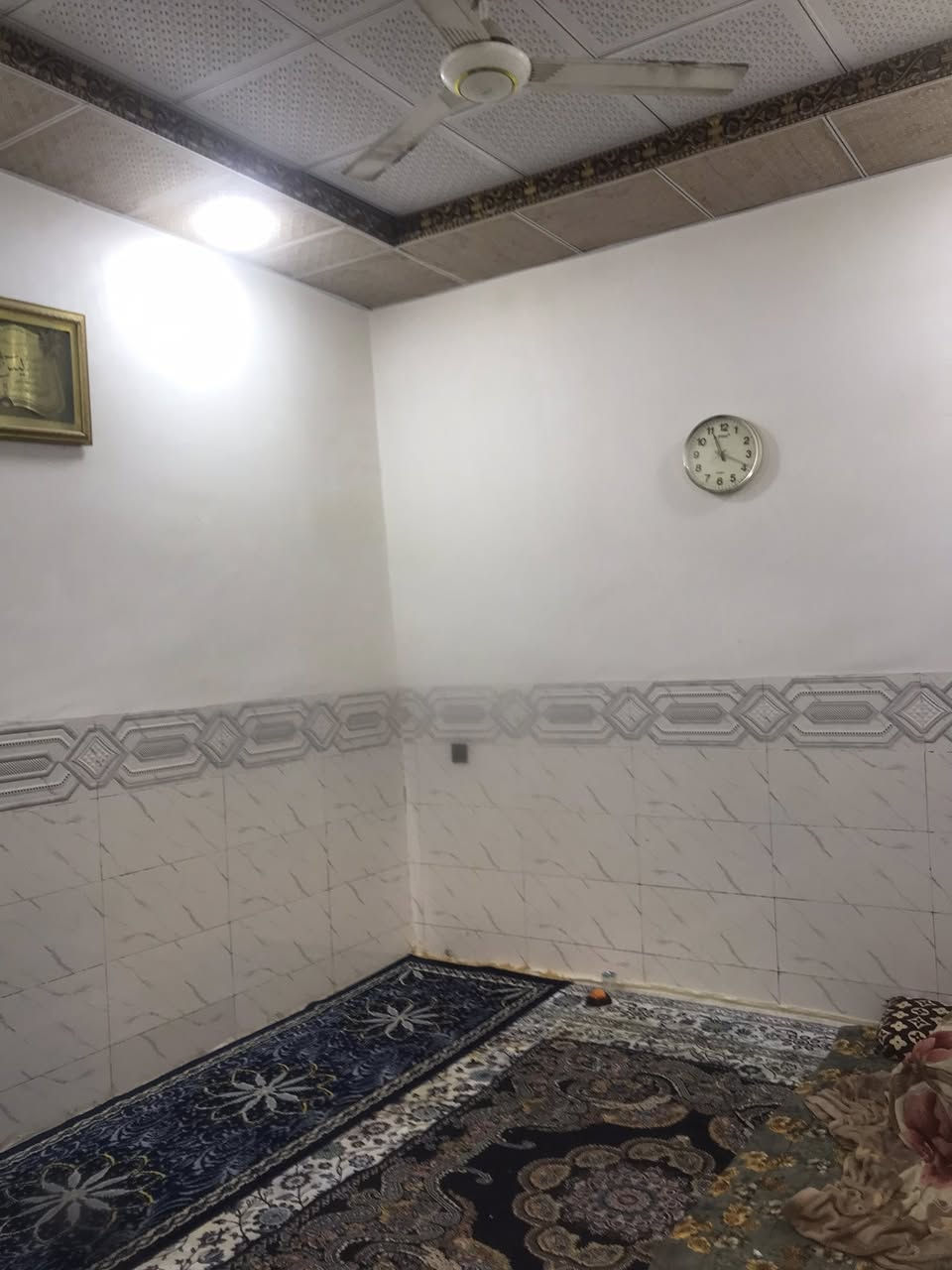 سلام عليكم يوجد بيت للبيع المساحة 74متر بناء حديث. 2025     طابوك سقف صب يتكون من غرفه وصاله استقبال  ومطبخ صحيات داخليه وخارجيه والطابق الفوك عل نص الطابق الجوة جاهز مابي أي نقص ويصلح الطابق الفوك شقه موقع حلو قريب الأمام الحسين كافت الخدمات متوفرة شارع مقرنص قريب جسر باب طويريج مقابل كراج الموحد ورة المول الجديد يصلح حسينيه للزوار السعر 165 وبي مجال بسيط الاستفسار على الرقم او مراسله الصفحه ***********
