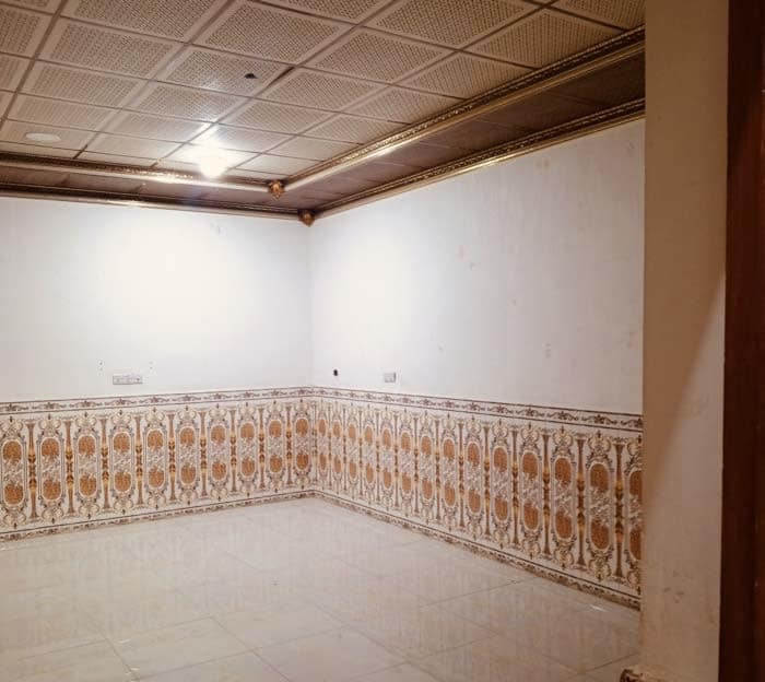 بيت للايجار حديث 
يصلح سكن أو تجاري 
في منطقة جمعية اسكان المواني شارع الميثاق مقابل مدرسه آمنة بنت وهب يحتوي ع غرفتين نوم واستقبال الضيوف ومطبخ وحمام وصاله كبيره وصحيات داخليه وخارجيه 
عرض الشارع 20م
الايجار الشهري 600الف
للاستفسار اكثر ***********
