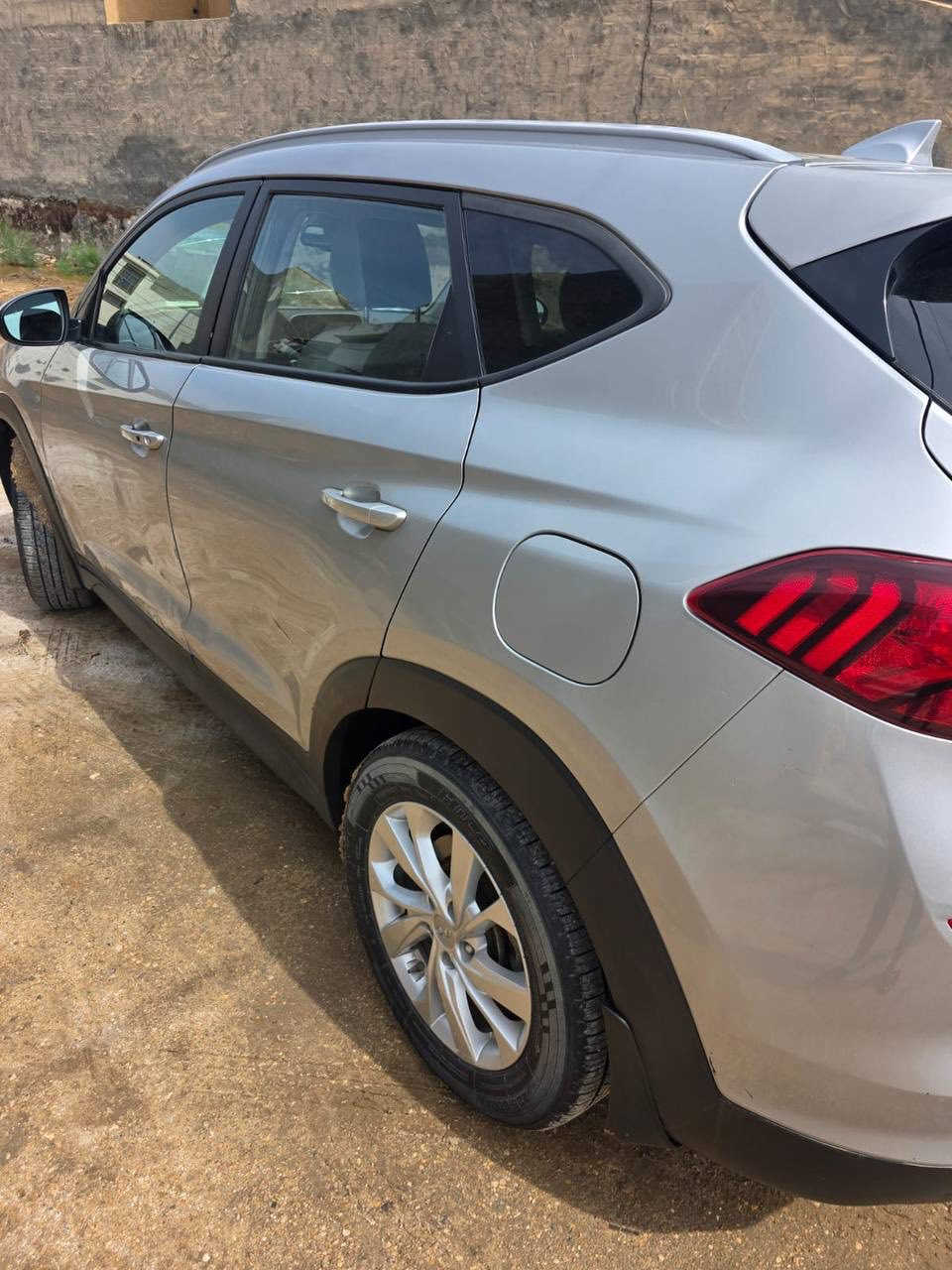 السلام عليكم 
توسان رصاصي 2020 وارد أمريكي 
المكينه2.0 GDI
عداد السياره 78 ألف مايل
المواصفات
*رادار امامي 
*رادار جانبي 
*تدفئة مقاعد
*مقعد السائق كهرباء
*أوتو هولد
*سايد بريك كهرباء
*بصمة تشغيل و دخول 
*تثبيت مسار
*مثبت سرعه
*تحكمات جهتين
*شاشه كبيره
*ابل كار بلي و أندرويد اوتو
السعر 178$ 
مكان السياره بابل
للإستفسار الاتصال على ***********
