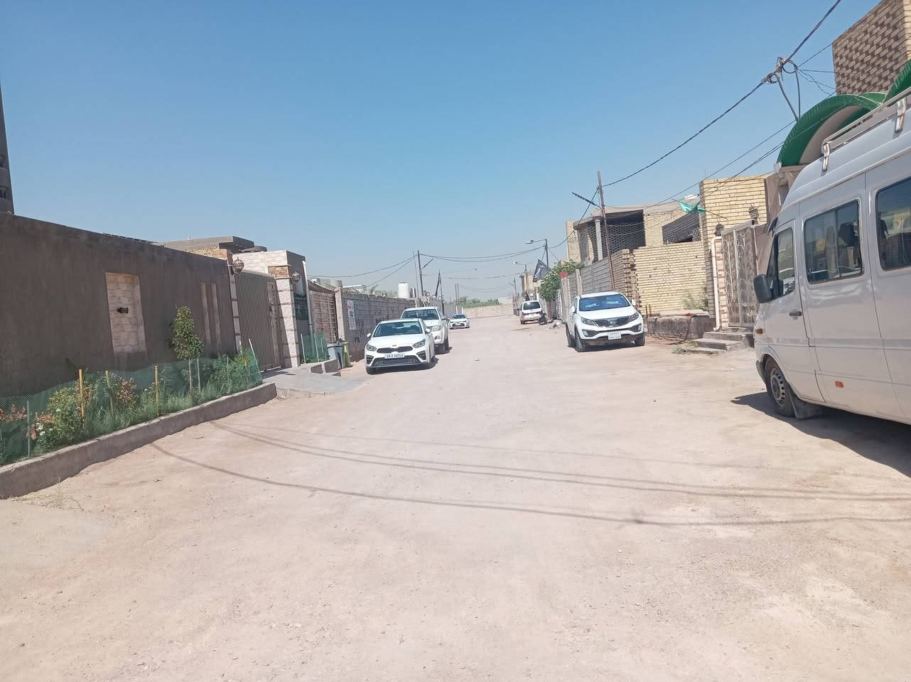 دار ٤٠٠ م للبيع الموقع شارع الفلل خلف بيت الشيخ البهادلي شارع عريض ١٢ م يتكون الدار من طابقين الطابق الأول يحتوي على كراج سيارات وحديقة كبيره وصحيات خارجية واستقبال كبير وصاله كبيره ومطبخ كبير وصحيات داخلية كبيره مع غرفتان نوم كبيره مع مناور عدد ٢ مع درج دائري الأرضية بورسلين وسيراميك السقف جمس بورد كونكريت مسلح صب درجة أولى اما الطابق الثاني يحتوي على شقق أثنان عباره عن سويت  واحده منه غرفه وصاله وتخاريج و بلكونه اما الثاني يحتوي على غرفة عدد ٢ مع صحيات علماً أن البناء حديث السعر ١٧٥ بي مجال بيع مستعجل للجادين الأتصال على الرقم ***********
