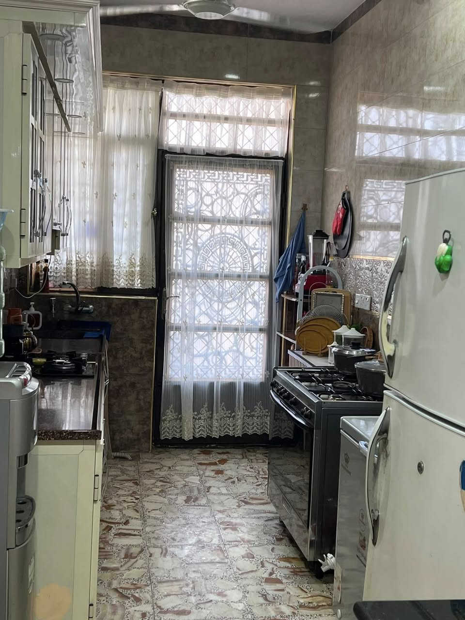 السلام عليكم بيت مساحه 125 بغداد الزعفرانيه الامانه بناء حديث يحتوي عل 4 غرف نوم و3 حمامات استقبال هول باقي تفاصيل 
***********
