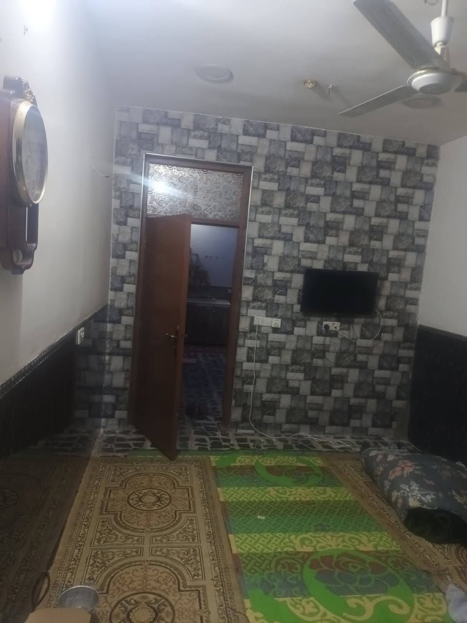 بيت للبيع تجاوز المساحه ٩٠ طابق ونص يحتوي على استقبال وغرفة نوم وصاله وطابق الثاني يحتوي على غرف نوم ومطبخ وصحيات وسطح بناء حديث بناء طابوك الموقع المشتل معسكر حي فدك قريب على شارع المطبك السعر ٥٤ للإستفسار الاتصال على الرقم ***********
