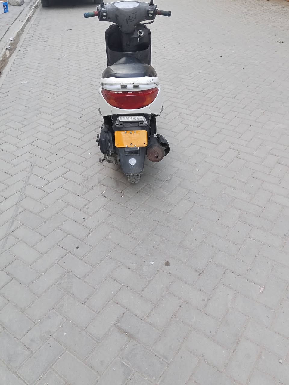 دراجه بريز ابلاديه نظيفة سلف هندر كهربائيات كلها شغاله شلعه قويه اوراقها كامله  السعر550 العنوان الشعب التلفون ***********
