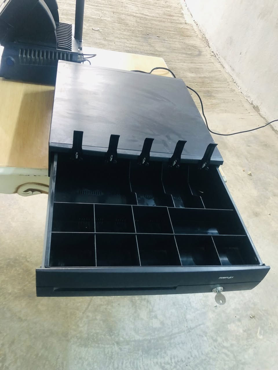 سڵاوی خوای گەورەتان لێبێ 
ئەم کۆمپیوتەرە لە گەڵ ئەو چەکمجەی پارەیە بۆ فرۆشتن 
کۆمپیوتەرەکە لەمسە هیچ کێشەیەکی نیە 
ئەوەی کە من شارەزایم لێی هەبێ ئەوەی کەمن بیستبێتم 
ئەڵێن بۆ (مۆڵوو،مەدعەموو،کافترا)و شتی وا بەکار دێ 
سەعریشی زۆر گونجاوە 
ژ.م***********
