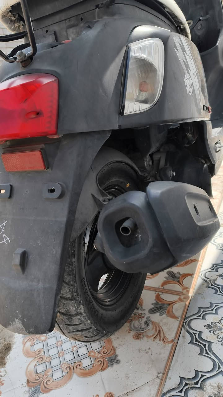 السلام عليكم دراجه حاويه كفاله عامه شاشه تشتغل وماشيه ٢٠ الف  اشاير كلوبات كلشي شغال وين ماتريد تفحص افحص لمن تقنع مكاني الناصريه مركز *********** بدون غسل وبوليش سعرها 1300 وبيها مجال وشرط محسن افولها
