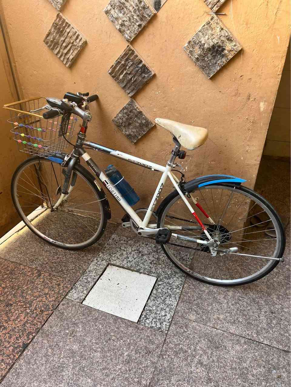 السلام عليكم بيسكل نضيف وجديد للبيع حجم 27 رياضي زين وما ناقصه اي شي السعر 125 وبي مجال مكان كربلاء حي العباس شراي تصل *********** كربلاء, العراق
