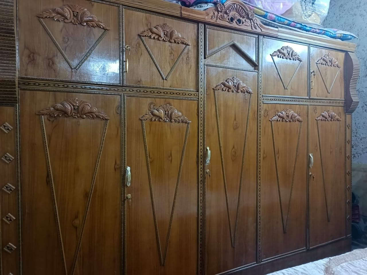 سلام عليكم مكلف بلنشر غرفه نوم تسكام للبيع صارله شهر من مخذه الولد مكان حي جسمان سعر 750 وبيه مجال رقم تواصل واتساب ***********
