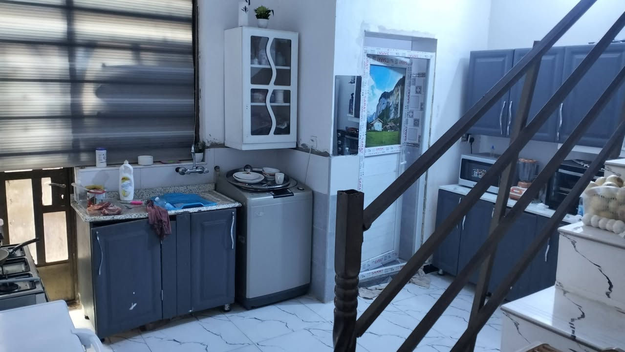 السلام عليكم بيت للبيع 50 متر طابق ونص سند 25 بناء طابوك بس الغرفه الفوك بلوك وسندويج الزعفرانيه شارع الجواهري قبل السده ب5 افرع الفرع بي مجاري البيت جاهز مناقصه اي شي رايده 47 مليون الي ميشتري يعبر المنشور فضلا وليس امرا وهذا رقمي ***********
